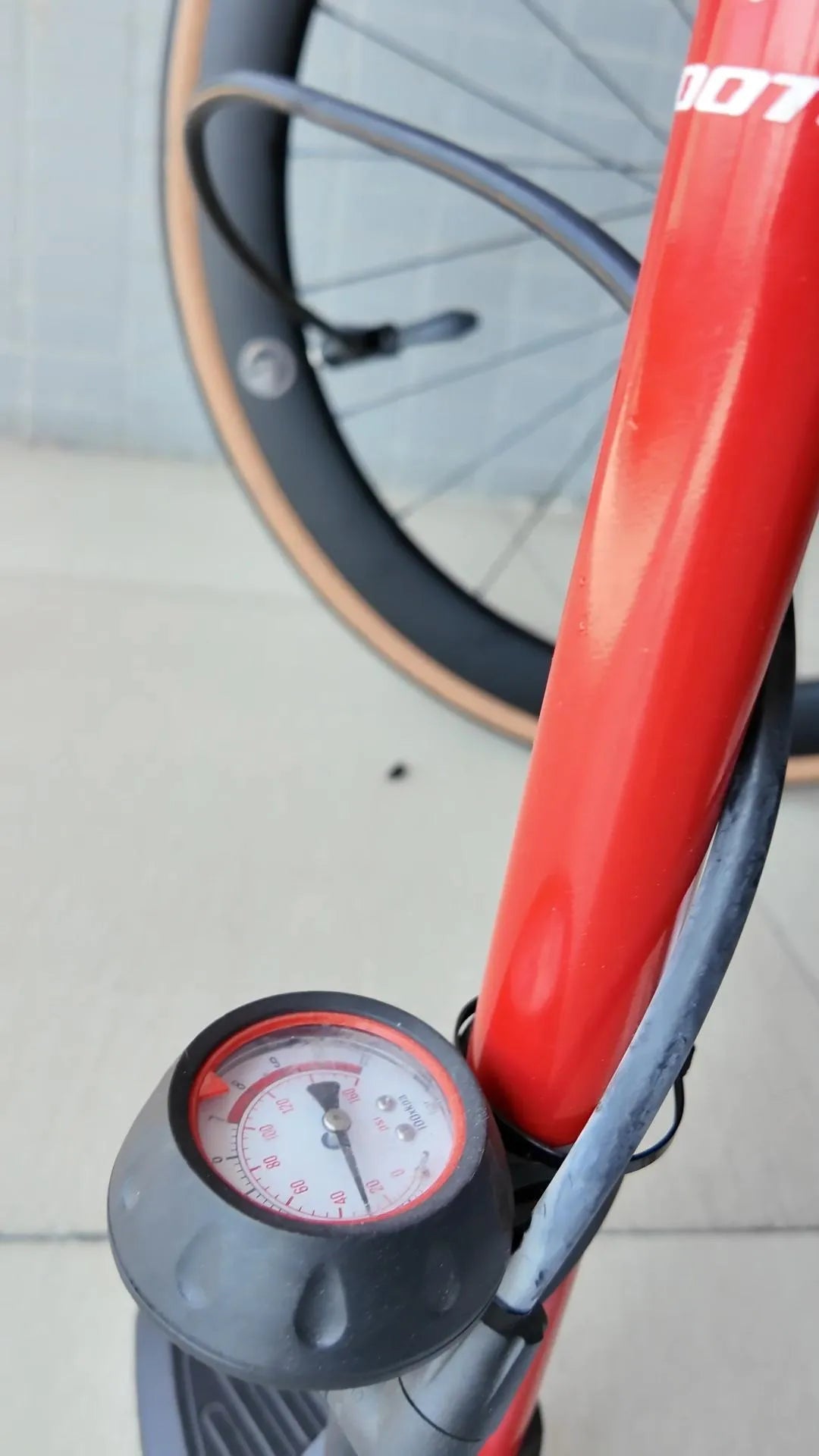 How to find the best tire pressure for SAVA road bikes？