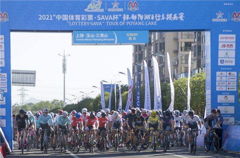 Cyclists racing at the SAVA Cup Tour of Poyang Lake starting line with SAVA carbon bikes.