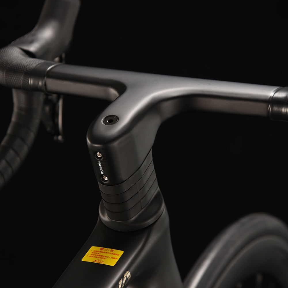 AeroX R7 front three-quarter product gallery image
