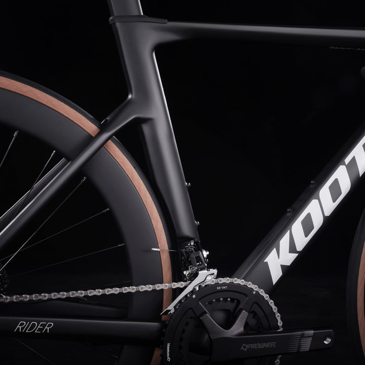 Karbonové silniční kolo s hydraulickou kotoučovou brzdou KOOTU se sadou SHIMANO 105, 22 rychlostí