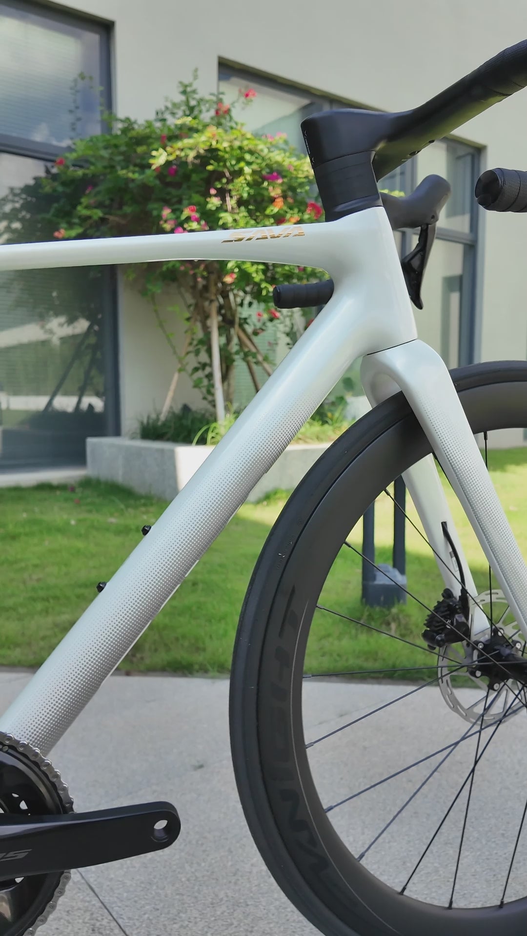 2026 SAVA AeroX R7 Shimano 105 Di2 Full Carbon Aero Road Bike – White
