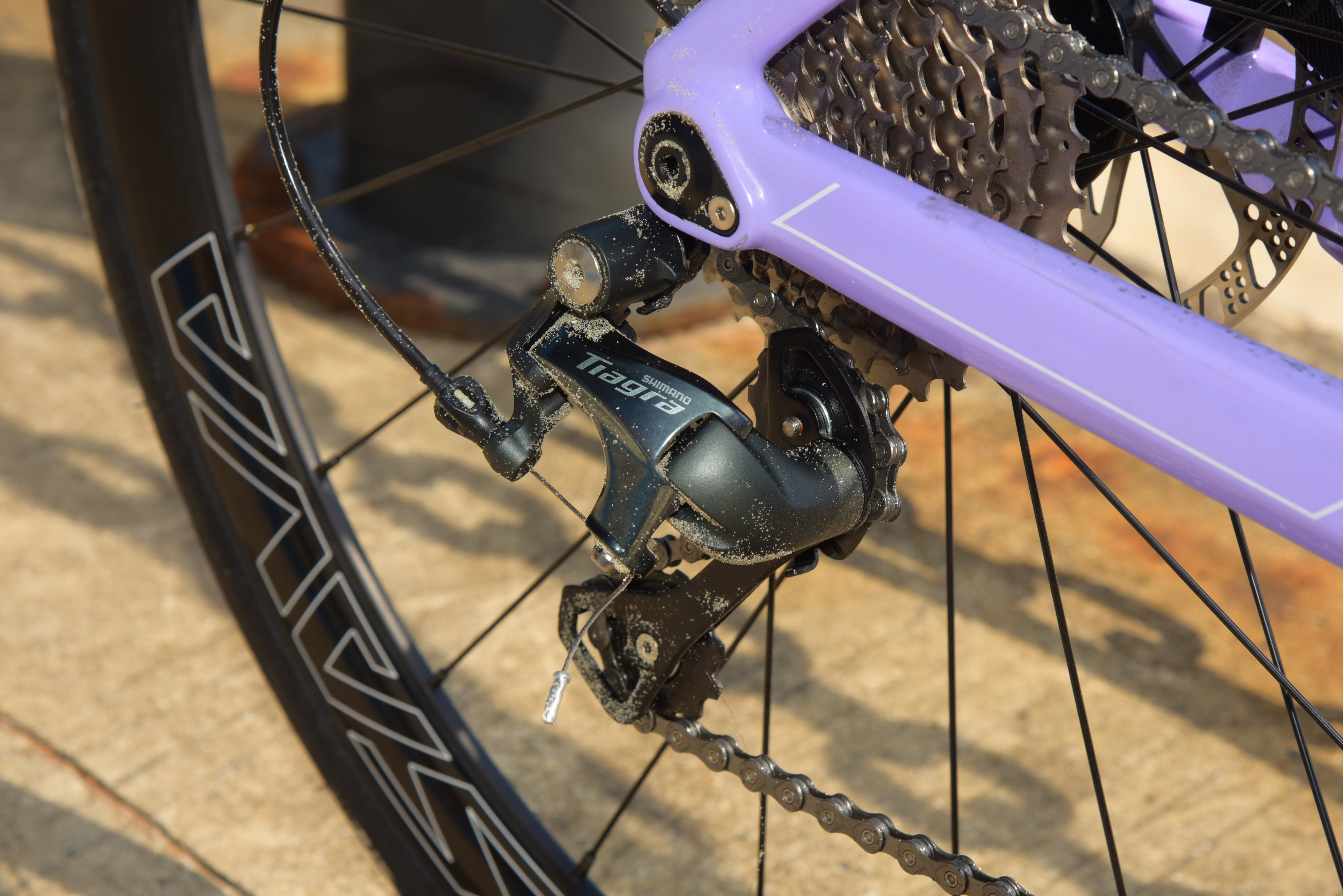 A4 SHIMANO Tiragra RD-R4700- provides consistently smooth and light shifting action,